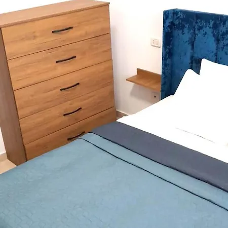 светлый с открытым балконом на пляже Apartment Durres