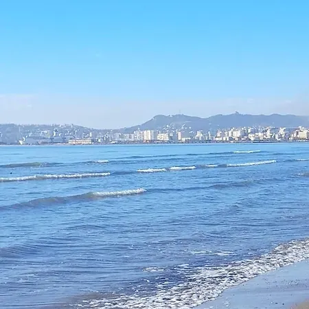 светлый с открытым балконом на пляже Durres