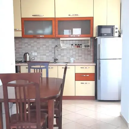 светлый с открытым балконом на пляже Apartment Durres